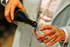 Pouring_red_wine_into_glass